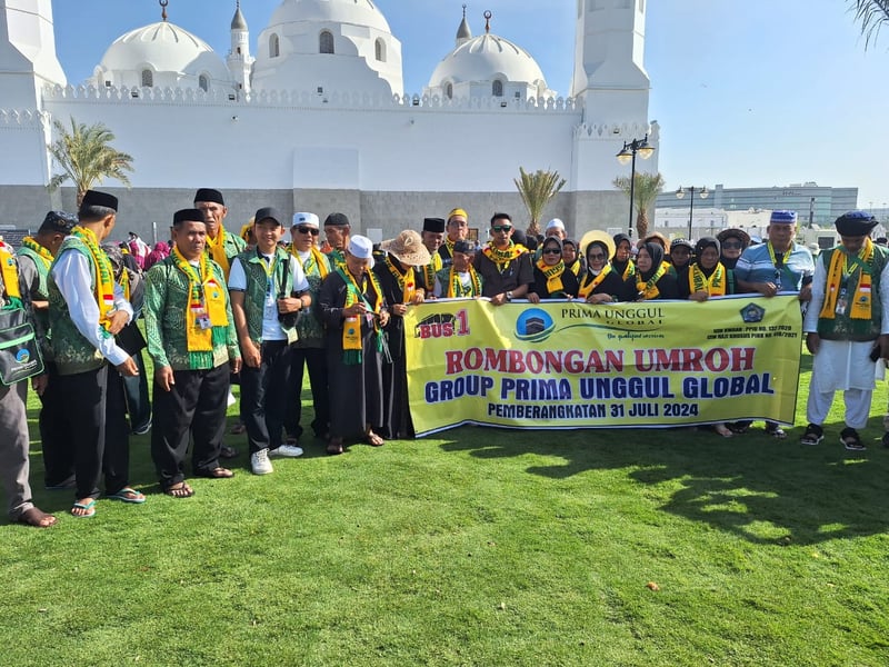 Pilgrims group photo at Masjid Quba, Madinah